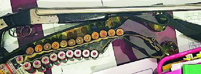Revolver, gun, 2 cartridges seized | रिव्हॉल्व्हर, बंदूक, २८ काडतूसे जप्त Revolver, gun, 2 cartridges seized | रिव्हॉल्व्हर, बंदूक, २८ काडतूसे जप्त