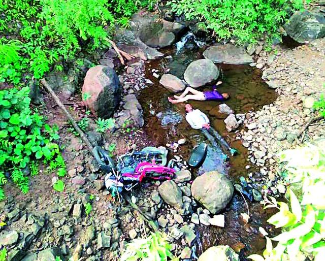Two wheeler collapsed under a bridge of Motinala, killing two people | मोतीनाला पुलाखाली दुचाकी कोसळून दोघांचा मृत्यू