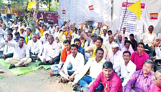 Adivasis, Gowari's collectorate in front of the collectorate, anti-defection movement | आदिवासी, गोवारींचे कलेक्ट्रेटसमोर अन्न, देहत्याग आंदोलन Adivasis, Gowari's collectorate in front of the collectorate, anti-defection movement | आदिवासी, गोवारींचे कलेक्ट्रेटसमोर अन्न, देहत्याग आंदोलन