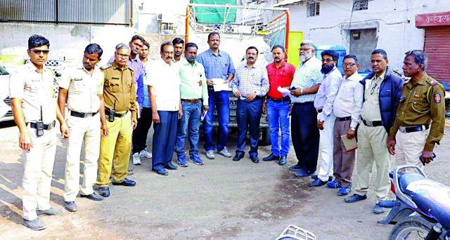 One and a half quintals of plastic seized in Amravati | गुजरातचे दीड क्विंटल प्लास्टिक अमरावतीत जप्त One and a half quintals of plastic seized in Amravati | गुजरातचे दीड क्विंटल प्लास्टिक अमरावतीत जप्त