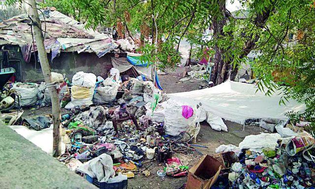 The building department's possession is in the possession of the seller of the scrap | बांधकाम विभागाची जागा भंगार विक्रेत्याच्या ताब्यात The building department's possession is in the possession of the seller of the scrap | बांधकाम विभागाची जागा भंगार विक्रेत्याच्या ताब्यात