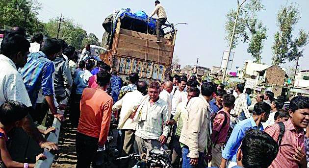 26 animals to be taken for slaughter | कत्तलीसाठी जाणाऱ्या २६ जनावरांना अभय 26 animals to be taken for slaughter | कत्तलीसाठी जाणाऱ्या २६ जनावरांना अभय