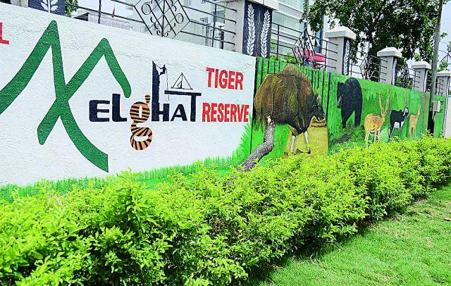 The wall of the railway station spoken | बोलू लागल्या रेल्वे स्थानकाच्या भिंती The wall of the railway station spoken | बोलू लागल्या रेल्वे स्थानकाच्या भिंती