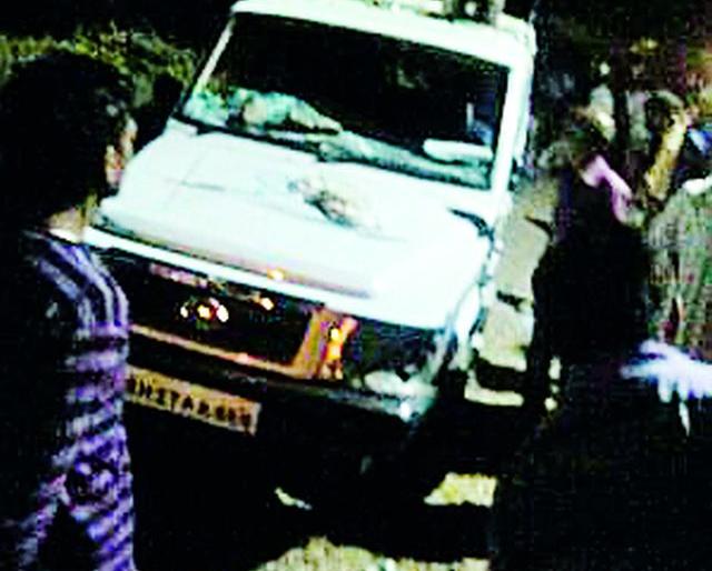 Police Jeep entered into the procession of Sharda Devi | पोलीस जीप शारदा देवीच्या मिरवणुकीत घुसली Police Jeep entered into the procession of Sharda Devi | पोलीस जीप शारदा देवीच्या मिरवणुकीत घुसली