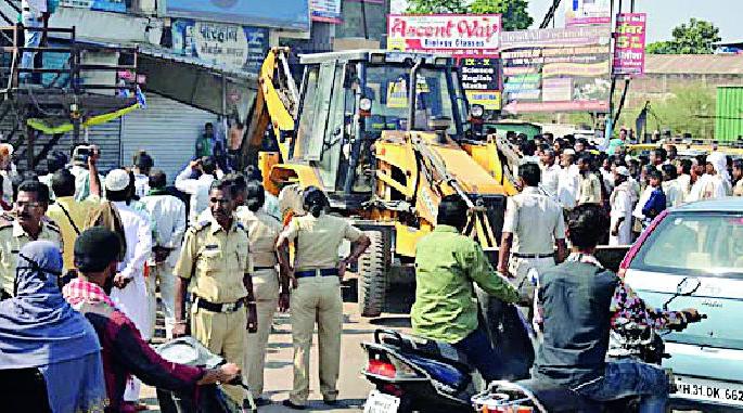 On the third day, Gajraj went on an encroachment | तिसऱ्या दिवशीही अतिक्रमणावर चालला गजराज On the third day, Gajraj went on an encroachment | तिसऱ्या दिवशीही अतिक्रमणावर चालला गजराज