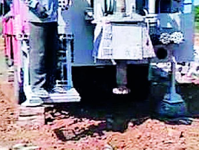 On the unauthorized boar, the tahsildar of the forage | अनधिकृत बोअरवर धाड तहसीलदाराशी हुज्जत