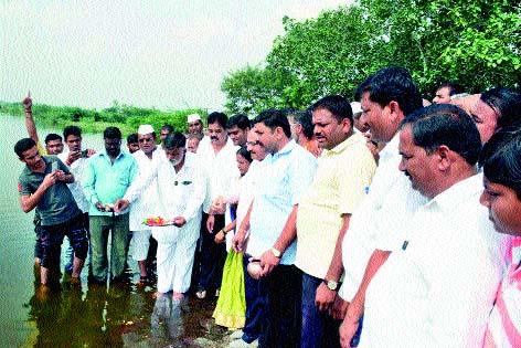 For the first time, the bungalows filled with Bhojapur floods | भोजापूरच्या पूरपाण्याने पहिल्यांदाच भरले बंधारे For the first time, the bungalows filled with Bhojapur floods | भोजापूरच्या पूरपाण्याने पहिल्यांदाच भरले बंधारे