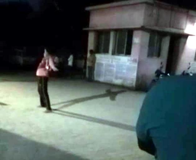Drunkard in front of the hospital police station | रुग्णालय पोलीस चौकीसमोरच मद्यपीचा धिंगाणा
