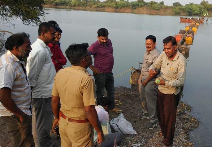 'Economy' to destroy the boat in sand seizure action | वाळू जप्तीच्या कारवाईतील बोट नष्ट करण्यात ‘अर्थकारण’ 'Economy' to destroy the boat in sand seizure action | वाळू जप्तीच्या कारवाईतील बोट नष्ट करण्यात ‘अर्थकारण’