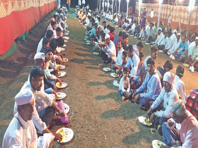 Silver coins found in the district Belapur budgee | अख्या बेलापूर बदगी गावात वाटली चांदीची नाणी Silver coins found in the district Belapur budgee | अख्या बेलापूर बदगी गावात वाटली चांदीची नाणी