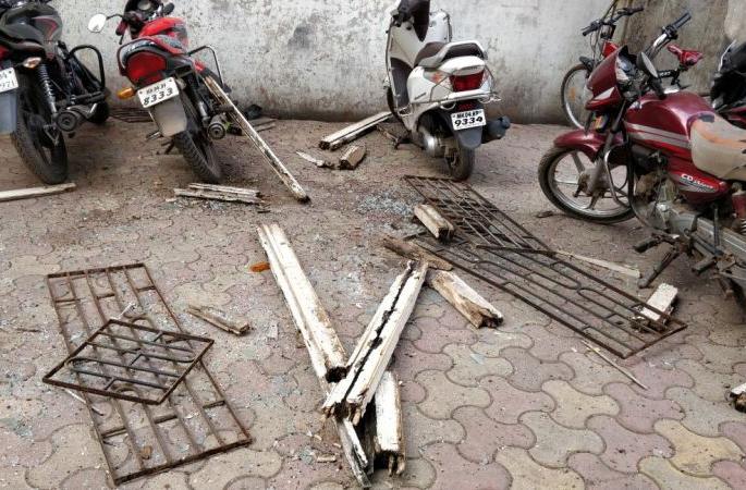 Three artists injured due to a window in the window | भिवंडीतील रंगायतनची खिडकी पडल्याने तीन कलाकार जखमी Three artists injured due to a window in the window | भिवंडीतील रंगायतनची खिडकी पडल्याने तीन कलाकार जखमी