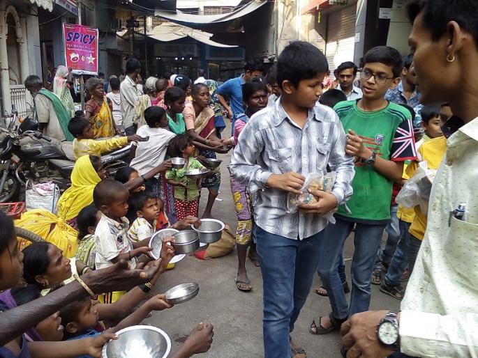 Hundreds of kilometers away from Wada-Jawhar tribal Bhiwandi | मकरसंक्रातीचे दान घेण्यासाठी शेकडो किलोमीटरहून वाडा-जव्हारचे आदिवासी भिवंडीत Hundreds of kilometers away from Wada-Jawhar tribal Bhiwandi | मकरसंक्रातीचे दान घेण्यासाठी शेकडो किलोमीटरहून वाडा-जव्हारचे आदिवासी भिवंडीत