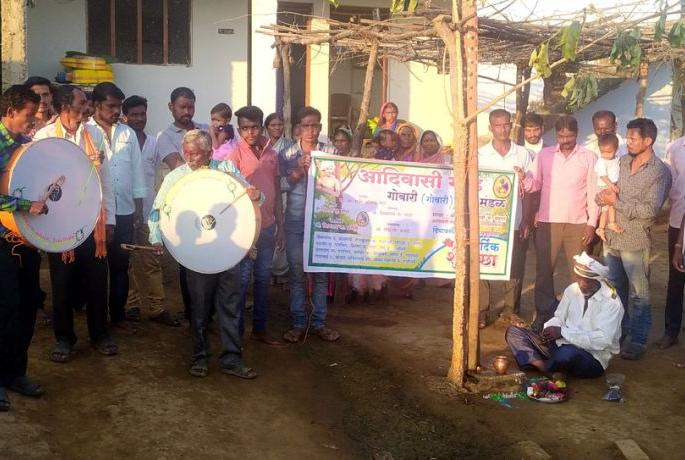 Gowari community worships shield in Bhandara district on the occasion of Lakshmi Puja | लक्ष्मीपूजनाच्या पर्वावर भंडारा जिल्ह्यात गोवारी समाजाने पुजली ढाल Gowari community worships shield in Bhandara district on the occasion of Lakshmi Puja | लक्ष्मीपूजनाच्या पर्वावर भंडारा जिल्ह्यात गोवारी समाजाने पुजली ढाल
