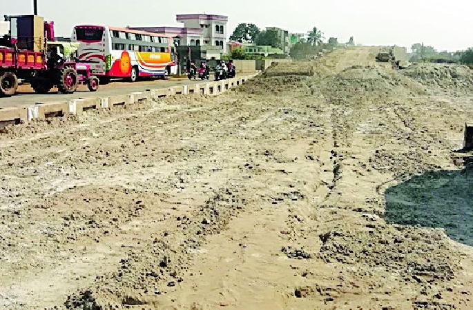 Fluid floodflash to fly flyer | उड्डाणपूल भरावातील फ्लायअॅशला पाण्याचा मुलामा Fluid floodflash to fly flyer | उड्डाणपूल भरावातील फ्लायअॅशला पाण्याचा मुलामा