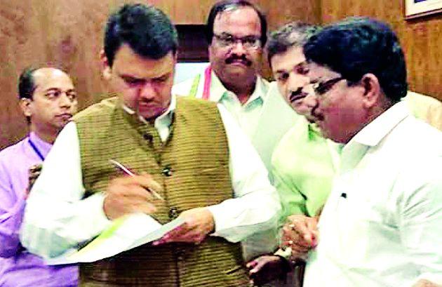 To fund the Chief Minister for funding | निधीसाठी मुख्यमंत्र्यांना साकडे To fund the Chief Minister for funding | निधीसाठी मुख्यमंत्र्यांना साकडे