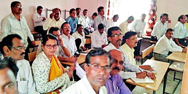 Principal's victim in training tension | प्रशिक्षणाच्या तणावात मुख्याध्यापकांचा बळी Principal's victim in training tension | प्रशिक्षणाच्या तणावात मुख्याध्यापकांचा बळी