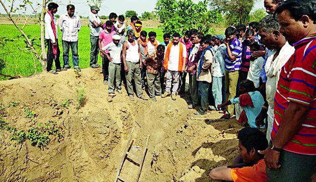 Dirt clay collapses in digging a well, and dies | विहीर खोदताना मातीचा ढिगारा कोसळून मजुराचा मृत्यू