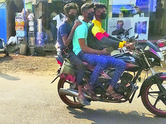 Triple seat on the bike, while the license is suspended | दुचाकीवर ट्रिपल सीट, तर लायसन्स निलंबित Triple seat on the bike, while the license is suspended | दुचाकीवर ट्रिपल सीट, तर लायसन्स निलंबित