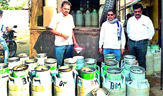 Government's milk policy caters to milk producers | शासनाचे दूध धोरण दुग्धउत्पादकांना मारक Government's milk policy caters to milk producers | शासनाचे दूध धोरण दुग्धउत्पादकांना मारक