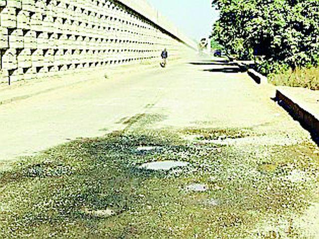 Deccan flyover reached the 'danger zone' | देव्हाडीतील उड्डाणपूल पोचमार्ग झाला ‘डेंजर झोन’ Deccan flyover reached the 'danger zone' | देव्हाडीतील उड्डाणपूल पोचमार्ग झाला ‘डेंजर झोन’