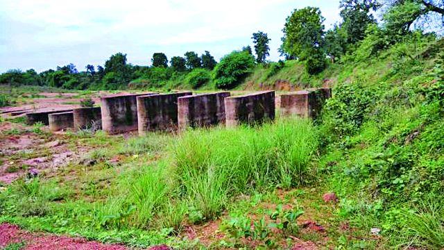For five years the construction of the bridge was half | पाच वर्षांपासून पुलाचे बांधकाम अर्धवटच For five years the construction of the bridge was half | पाच वर्षांपासून पुलाचे बांधकाम अर्धवटच