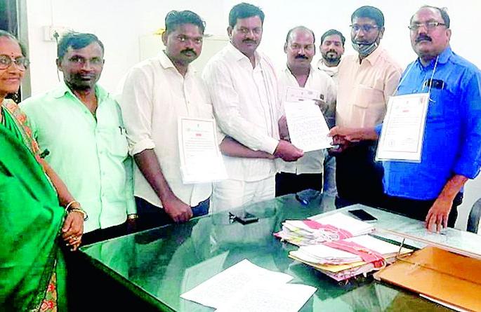 Members reached the tehsil wearing victory certificates | विजयी प्रमाणपत्र गळ्यात घालून सदस्य पोहोचले तहसीलमध्ये Members reached the tehsil wearing victory certificates | विजयी प्रमाणपत्र गळ्यात घालून सदस्य पोहोचले तहसीलमध्ये