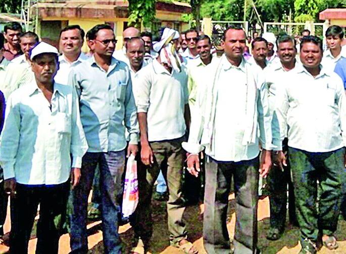 Farmers shivered for sugarcane price hike on sugar factory | उसाच्या दरवाढीसाठी शेतकरी धडकले साखर कारखान्यावर Farmers shivered for sugarcane price hike on sugar factory | उसाच्या दरवाढीसाठी शेतकरी धडकले साखर कारखान्यावर