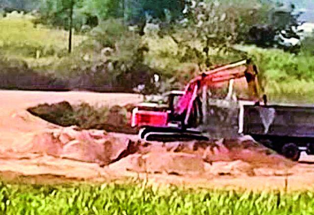 Sand dumping yard in Sihora area | सिहोरा परिसरात रेती डम्पिंग यार्ड Sand dumping yard in Sihora area | सिहोरा परिसरात रेती डम्पिंग यार्ड