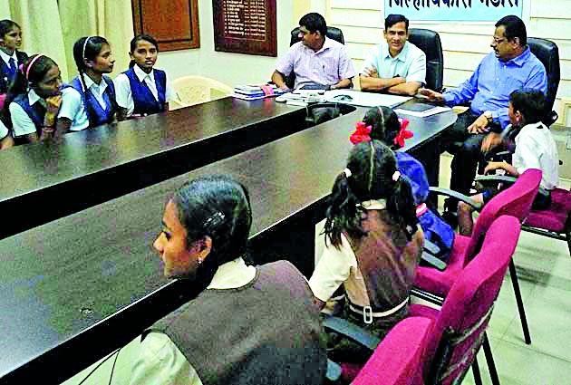 The district collector communicated with the students studied | जिल्हाधिकाऱ्यांनी साधला विद्यार्थ्यांशी संवाद The district collector communicated with the students studied | जिल्हाधिकाऱ्यांनी साधला विद्यार्थ्यांशी संवाद