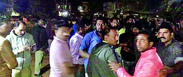 The police station reached the Sandekar family | सांडेकर कुटुंबीयांनी गाठले पोलीस ठाणे The police station reached the Sandekar family | सांडेकर कुटुंबीयांनी गाठले पोलीस ठाणे