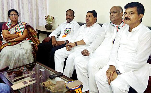 Do not rub salt on the pain of farmers | शेतकºयांच्या वेदनेवर मीठ चोळू नका