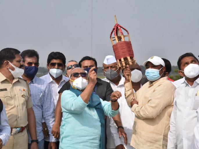 Bhujbal flies a kite in Yeola | येवल्यात भुजबळांनी उडवली पतंग