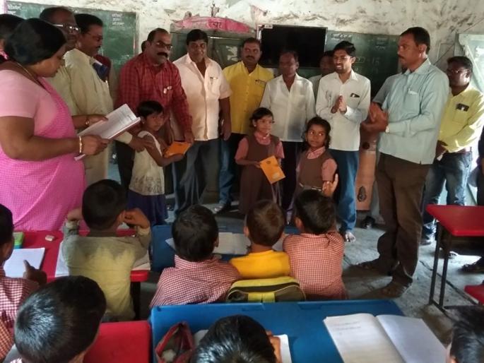 Buldana: Distribution of educational material to students. | बुलडाणा: घरी शौचालय असणाऱ्या विद्यार्थ्यांना शैक्षणिक साहित्याचे वाटप Buldana: Distribution of educational material to students. | बुलडाणा: घरी शौचालय असणाऱ्या विद्यार्थ्यांना शैक्षणिक साहित्याचे वाटप