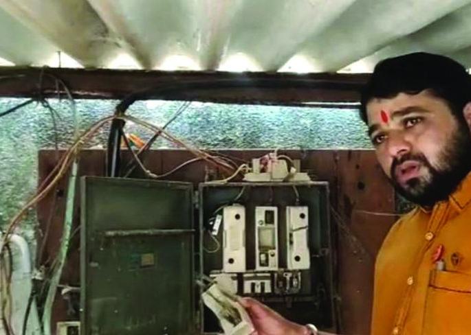 ‘Swabhimani’ cut off power to MSEDCL office at Buldhana | ‘स्वाभिमानी’ने तोडली महावितरण कार्यालयाची वीज