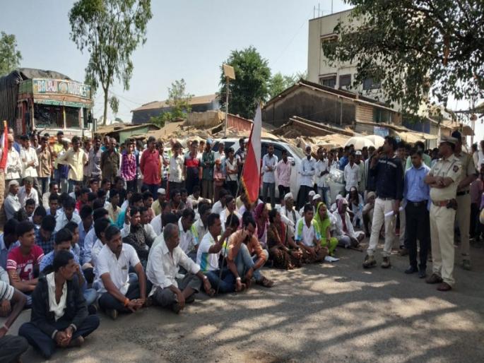 Stop the road by Borgagy farmers | बोरगावी शेतकऱ्यांतर्फे रास्ता रोको Stop the road by Borgagy farmers | बोरगावी शेतकऱ्यांतर्फे रास्ता रोको