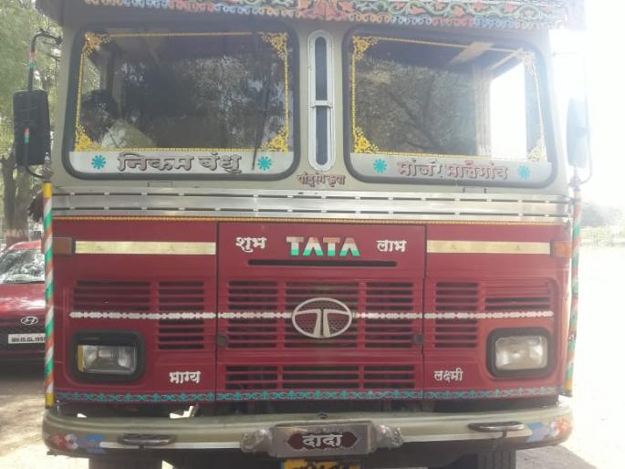 A thump sand truck that caught a squirrel | चिराई बारीत पकडला चोरटी वाळू वाहतूक करणारा ट्रक A thump sand truck that caught a squirrel | चिराई बारीत पकडला चोरटी वाळू वाहतूक करणारा ट्रक