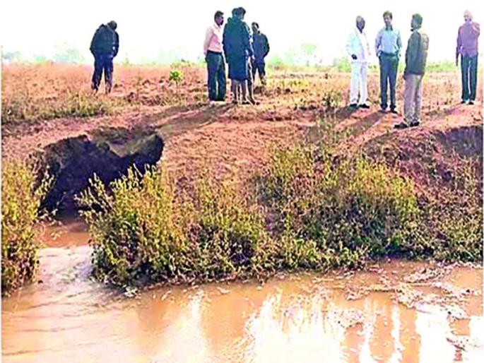 Leakage to the main water channel of Chalisgaon Municipal Corporation | चाळीसगाव पालिकेच्या मुख्य जलवाहिनीला गळती Leakage to the main water channel of Chalisgaon Municipal Corporation | चाळीसगाव पालिकेच्या मुख्य जलवाहिनीला गळती