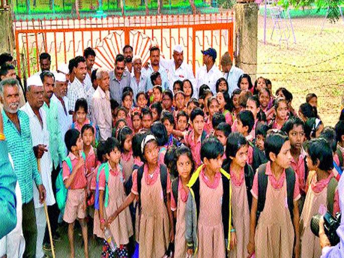 Inconvenience to locked locker in Veergaon school: Disrupted by appointing in-charge headmistress | वीरगावच्या शाळेला ठोकले कुलूप गैरसोय : प्रभारी मुख्याध्यापक नेमल्याने नाराजी Inconvenience to locked locker in Veergaon school: Disrupted by appointing in-charge headmistress | वीरगावच्या शाळेला ठोकले कुलूप गैरसोय : प्रभारी मुख्याध्यापक नेमल्याने नाराजी