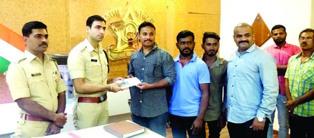Sangli: 25 thousand help from four teams for CCTV | सांगली : सीसीटीव्हीसाठी चार मंडळाकडून २५ हजाराची मदत Sangli: 25 thousand help from four teams for CCTV | सांगली : सीसीटीव्हीसाठी चार मंडळाकडून २५ हजाराची मदत
