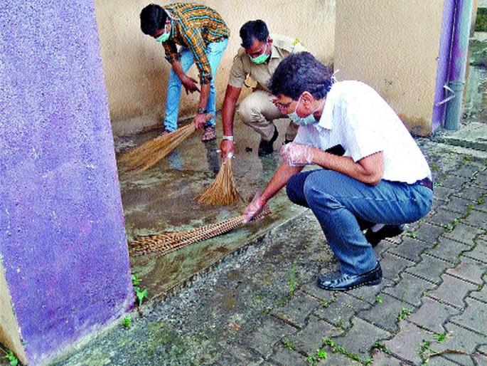 15 grandchildren left for Zilla Parishad | जिल्हा परिषदेत निघाला १५ पोते कचरा 15 grandchildren left for Zilla Parishad | जिल्हा परिषदेत निघाला १५ पोते कचरा