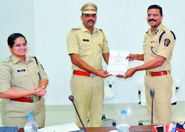 GoppiParri poochi IG intervention | गोंडपिपरीच्या दारूबंदीची आयजीकडून दखल GoppiParri poochi IG intervention | गोंडपिपरीच्या दारूबंदीची आयजीकडून दखल