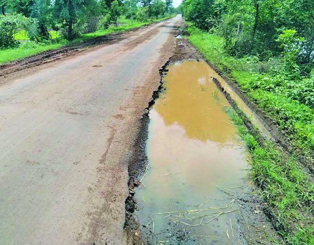 Navargaon-Sindhevahi route: Invitation to accident | नवरगाव-सिंदेवाही मार्ग देतोय अपघाताला आमंत्रण Navargaon-Sindhevahi route: Invitation to accident | नवरगाव-सिंदेवाही मार्ग देतोय अपघाताला आमंत्रण