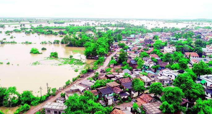 1320 flood victims of Chandrapur took shelter of municipal schools | चंद्रपुरातील 1320 पूरग्रस्तांनी घेतला मनपा शाळांचा आश्रय 1320 flood victims of Chandrapur took shelter of municipal schools | चंद्रपुरातील 1320 पूरग्रस्तांनी घेतला मनपा शाळांचा आश्रय