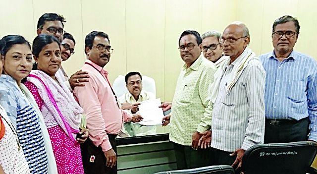 Appeal against Walmart | वॉलमार्ट विरोधात निवेदन