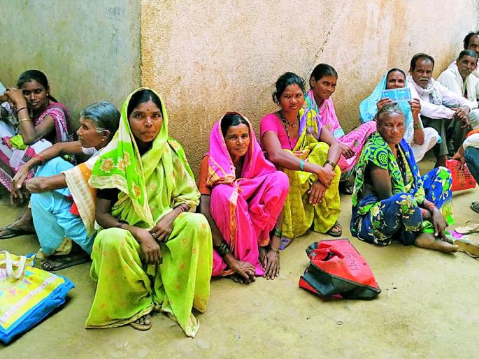 Farmers' Rings at Wansadi Bank | वनसडीच्या बँकेत शेतकऱ्यांची रीघ Farmers' Rings at Wansadi Bank | वनसडीच्या बँकेत शेतकऱ्यांची रीघ