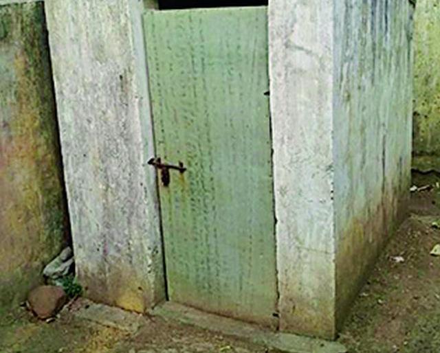 Nimya anganwadi centers toilets | निम्या अंगणवाडी केंद्रांचे शौचालय नादुरूस्त