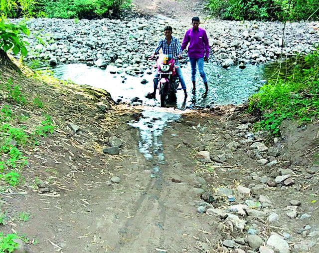 Nature-filled villages are surrounded by problems | निसर्गाने नटलेले गाव समस्यांनी वेढले Nature-filled villages are surrounded by problems | निसर्गाने नटलेले गाव समस्यांनी वेढले