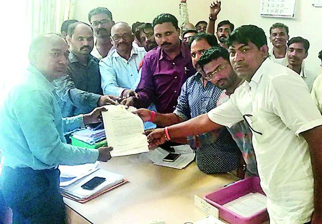 Shivsena's stance in the field of executive engineers | कार्यकारी अभियंत्यांच्या कक्षात शिवसेनेचा ठिय्या Shivsena's stance in the field of executive engineers | कार्यकारी अभियंत्यांच्या कक्षात शिवसेनेचा ठिय्या