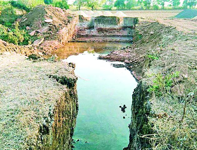 Bad sand on the building | बंधाऱ्याच्या बांधकामात निकृष्ट रेती Bad sand on the building | बंधाऱ्याच्या बांधकामात निकृष्ट रेती