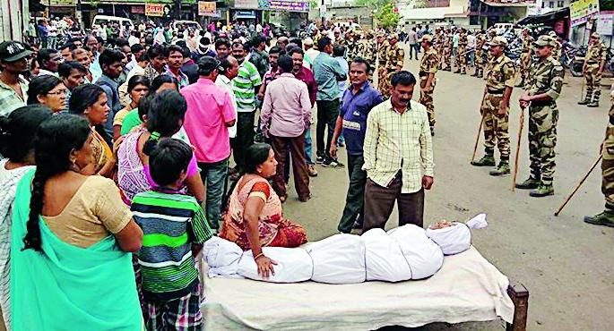 The worker kept his body on the road | कामगाराचा मृतदेह ठेवला रस्त्यावर The worker kept his body on the road | कामगाराचा मृतदेह ठेवला रस्त्यावर